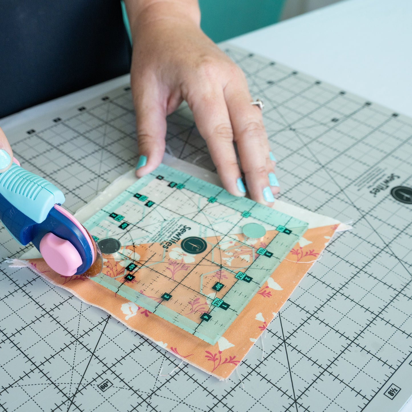 PRE-ORDER: Sew Magnetic 12" x 18" Self-Healing Cutting Mat + 6 Boosters