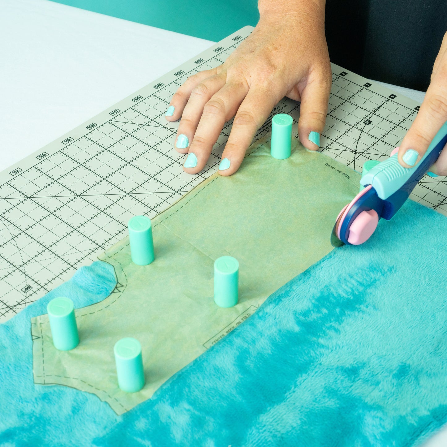 PRE-ORDER: Sew Magnetic 12" x 18" Self-Healing Cutting Mat + 6 Boosters