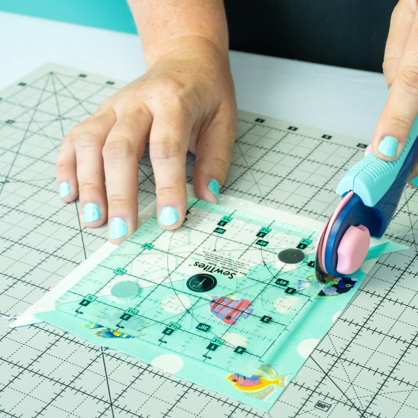 PRE-ORDER: Sew Magnetic 12" x 18" Self-Healing Cutting Mat + 6 Boosters